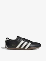 Zapatillas Adidas Tokyo negras con detalles en blanco y suela marrón.