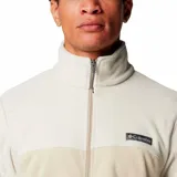 Chaqueta de forro polar azul, con cremallera y bolsillos para las manos, ideal para actividades al aire libre.