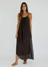 Vestido largo color chocolate, de breteles finos y corte holgado.