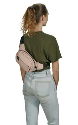 Riñonera JanSport Fifth Avenue negra con estampado de rayos blancos.