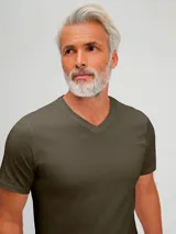 Camiseta gris oscuro de manga corta con cuello en V.