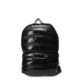 Mochila negra con diseño acolchado.