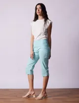 Bermuda color celeste en gabardina elastizada, marca Ruby Rd. Tiro medio, pretina ancha elastizada, bolsillos delanteros simulados y bolsillos traseros aplicados.