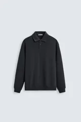 Polo manga larga negro de algodón con elasticidad y estructura. Cuello solapa con cierre frontal de botonadura y acabados con rib.