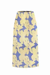 Falda midi de tiro alto, corte recto y estampado floral amarillo sobre fondo lila.