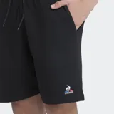 Short deportivo negro de algodón rústico, con cordón ajustable en la cintura y pequeño logo bordado en el lateral de la pierna.