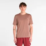 Remera deportiva New Balance, color marrón con logo plateado en el pecho.