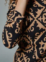 Blusa con cuello mao y estampado floral en tonos verde y blanco.