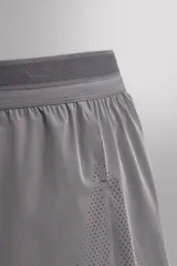 Shorts de running negros confeccionados en tejido técnico ligero y elástico con forro interior.