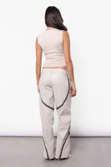 Musculosa blanca de microfibra con escote cuadrado y corte ajustado.