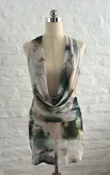 Vestido corto de microtul con estampado abstracto en tonos beige, marrón, verde y celeste. Diseño ajustado con escote halter y espalda descubierta.
