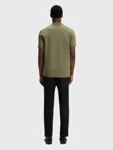 Camiseta color tostado de corte clásico con cuello redondo y logo bordado en el pecho.