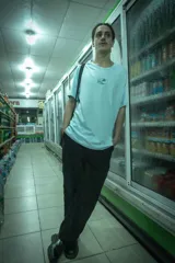 Remera celeste de corte recto y mangas cortas, con cuello redondo y un pequeño estampado en el centro del pecho.