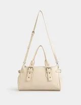 Cartera bowling negra de cuerina con correa regulable y desmontable, manijas superiores y hebillas frontales.