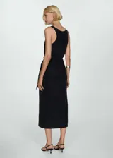 Vestido midi negro de tejido fluido con tirantes anchos, cuello escotado y detalle de nudo en la cintura.