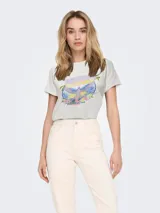 Remera blanca de manga corta con cuello redondo y estampado de un águila con flores y la frase "Eternal Summer Tropical Vibes".