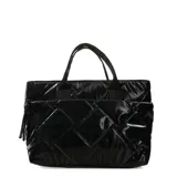 Bolso negro tipo tote con diseño capitoneado y doble asa de mano.
