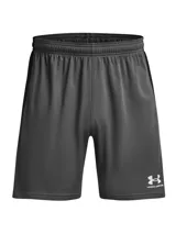 Short deportivo Under Armour Challenger Knit gris con logo blanco estampado en la pierna derecha.