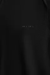 Musculosa deportiva blanca de tejido ligero y elástico con zonas perforadas para mayor transpirabilidad.