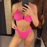 Conjunto de bikini fucsia con textura, compuesto por un corpiño triangular con detalle de aro metálico y una braga semi vedetina.