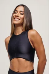 Top deportivo negro con cuello alto y espalda deportiva.