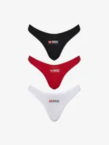 Pack de tres tangas de la marca Diesel, modelo Punchy-D-Core, confeccionadas en una mezcla de algodón y elastano. Presentan un diseño minimalista con laterales estrechos y el logotipo de la marca estampado en la parte frontal. El conjunto incluye una prenda en color negro, una en rojo y una en blanco.
