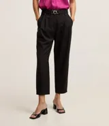 Pantalón negro de corte recto en tejido crepé, con trabillas en la cintura, bolsillos, pliegues y cierre delantero. Incluye cinturón con elástico en la espalda y hebilla metalizada de enganche.