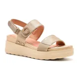 Sandalias con plataforma color beige, con tiras anchas y hebilla decorativa.
