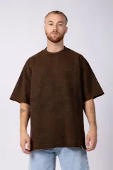 Remera marrón de algodón rústico con corte oversize, mangas cortas y costuras al corte.