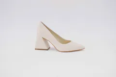 Zapato de tacón color naranja con textura croco, punta fina y tacón cuadrado forrado en cuero. Modelo Felicia New de cuero.