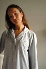 Camisa de manga larga color gris claro con vivos blancos, confeccionada en algodón.