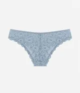 Bombacha de bikini color celeste, de encaje rústico floral, con lazo y dije colgante.