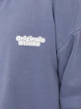 Buzo azul de manga larga y cuello redondo, con calce oversize y logo estampado en el pecho.