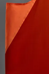 Camiseta deportiva sin mangas color beige, confeccionada en tejido técnico ligero y elástico con estructura perforada. Tiene cuello redondo amplio, sisas con acabados termofijados, bajo con aberturas laterales y logo estampado.