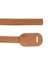Cinturón de cuero color tostado, sin hebilla, con terminaciones redondeadas y costuras a tono.