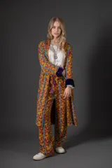 Kimono largo estampado con mangas anchas y puños de terciopelo color violeta.
