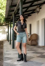 Remera de hilo tejido color gris con cuello polo y mangas cortas.