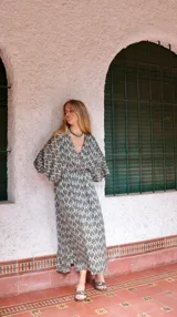 Vestido largo de razo con estampado de espigas, escote en V y mangas 3/4.