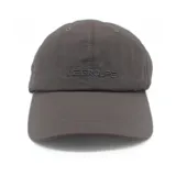 Gorra de béisbol color gris topo con logo bordado en el frente.