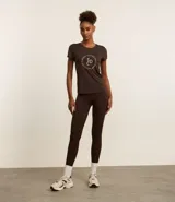 Remera deportiva marrón de microfibra texturizada, con cuello redondo, mangas cortas y estampa frontal con el texto "Sunday Coffee Dept.".
