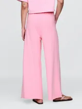 Pantalón deportivo de mujer color blanco hueso, de corte ancho y tiro alto.