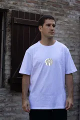 Remera blanca de algodón con cuello redondo y estampado circular en el pecho con diseño abstracto en tonos grises.