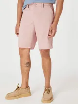 Bermuda celeste de corte chino con bolsillos laterales y traseros.