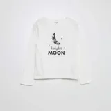 Conjunto de pijama blanco y gris con estampado de luna y texto.