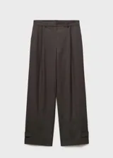 Pantalón marrón de corte wide leg, tiro medio, con cierre de cremallera, gancho y doble botón.