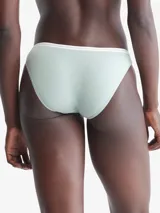 Bombacha Calvin Klein modelo CK One, color verde claro, de algodón modal con cintura elástica blanca con logo de la marca.