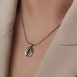 Conjunto de collar con cadena plateada y dije ovalado con borde dorado y circonias incrustadas.