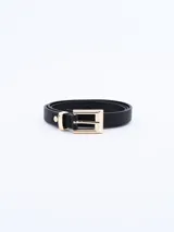 Cinto negro de cuero sintético con hebilla rectangular dorada.