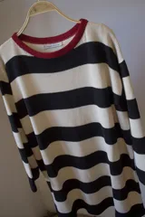 Sweater tejido artesanal en hilado 70% algodón y 30% acrílico, con cuello redondo en color borgoña y diseño a rayas horizontales en color crudo y negro. Hecho en Uruguay.