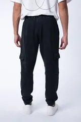 Pantalón cargo estilo jogger color gris oscuro con efecto lavado, bolsillos laterales con fuelle y cintura elástica con cordón ajustable.